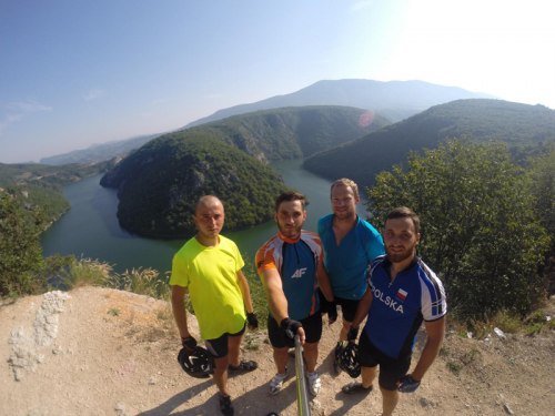 A teraz już Bośnia i Hercegowina oraz niezwykle piękne, górskie widoki. Jeden z piękniejszych odcinków podczas wycieczki. Jechaliśmy cały czas między górami wzdłuż rzeki.