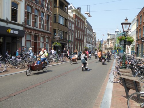 Ruch rowerowy na Breestraat – jednej z głównych ulic w centrum Lejdy.