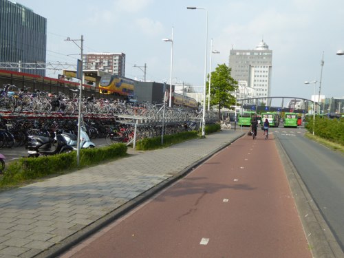 Jeden z dziewięciu parkingów rowerowych w okolicach dworca kolejowego Leiden Centraal.