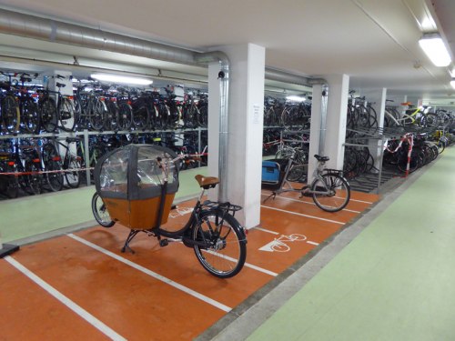 Specjalne miejsca parkingowe dla rowerów cargo.