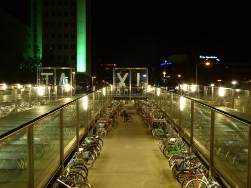 Kolejny parking rowerowy w okolicach dworca kolejowego Leiden Centraal.
