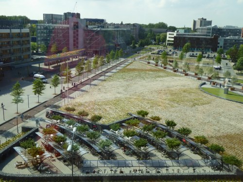 Zagospodarowanie przestrzeni w okolicach uniwersytetu, szkoły zawodowej Leiden ROC i dworca kolejowego.