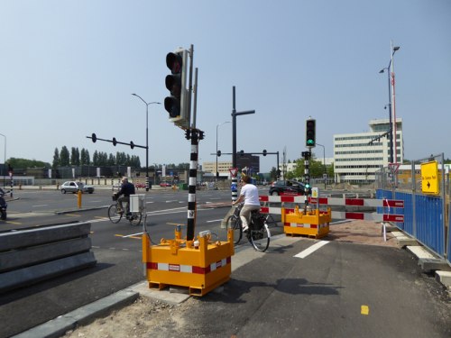 Tymczasowa sygnalizacja świetlna i czytelnie oznakowany objazd dla rowerzystów.