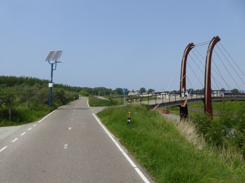 Droga rowerowa pomiędzy Lejdą a Katwijk prowadząca w kierunku Morza Północnego i mostek pieszo-rowerowy.