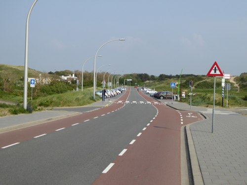 Pasy rowerowe i prawoskręt dla rowerzystów prowadzący w kierunku głównego szlaku rowerowego.