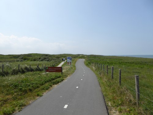 Droga rowerowa wśród wydm pomiędzy Katwijk a Noordwijk, w tle Morze Północne.