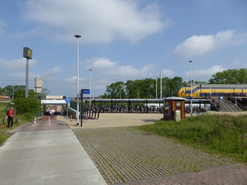 Stacja kolejowa w Sassenheim wyposażona w spory parking rowerowy.