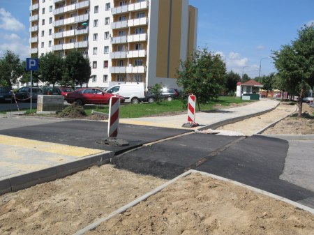 Budowa wyniesionego progu na wyjeździe z drogi podporządkowanej. Automatyczne zwiększenie bezpieczeństwa dla pieszych i rowerzystów poprzez spowolnienie ruchu.