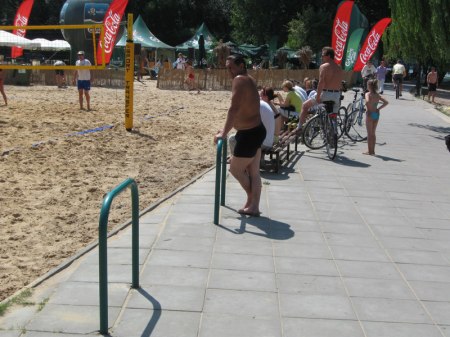 Jak widać stojaki rowerowe nad zalewem są wykorzystywane również przez plażowiczów jako wygodna podpórka - dzięki nim można się równomiernie strzaskać na machoń.