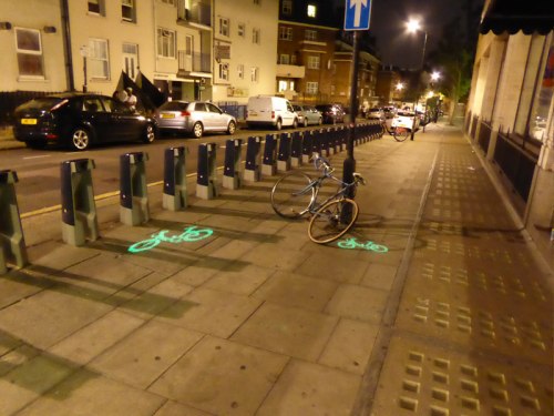 Po zmroku w miejskich rowerach uruchamiają się diody, które wyświetlają zielone hologramy rowerów.