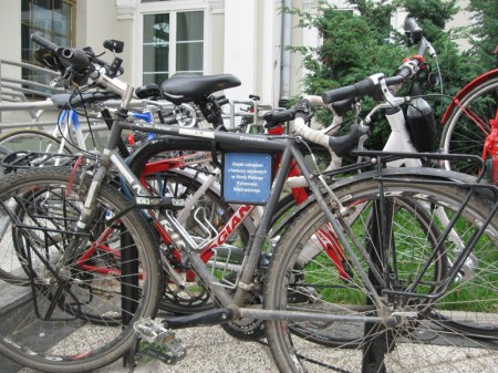Stojaki rowerowe w centrum wyposażone są w tabliczki informujące z jakich środków zostały zakupione. Bardzo dobra idea!