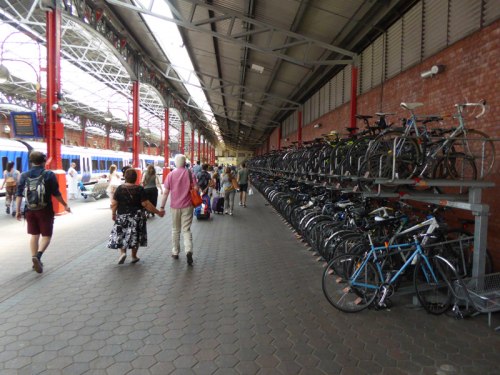 21. Na stacji kolejowej Merylebone posiadacze biletów sezonowych Chiltern Railways mogą zostawić rowery bez opłat. Wymagany jest znaczek rejestracyjny, który pobiera się w kiosku informacyjnym.