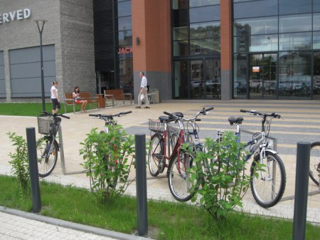 Nowo wybudowana galeria handlowa również zadbała o miejsca postojowe dla klientów, którzy na zakupy wolą przyjechać rowerem.