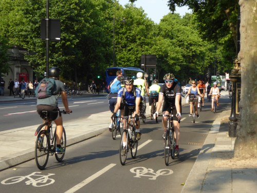 Styl angielskich rowerzystów jest nieco inny niż chociażby rowerzystów w Holandii...