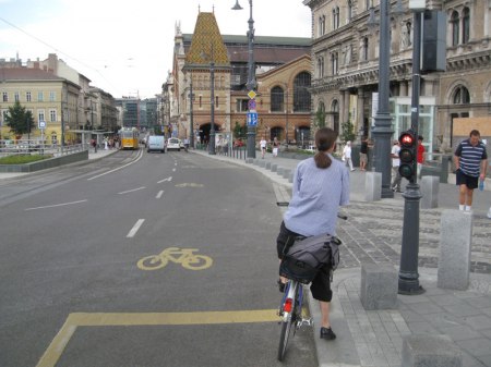 Oddzielny sygnalizator dla rowerzystów i oznakowanie w postaci żółtych symboli roweru na jezdni.