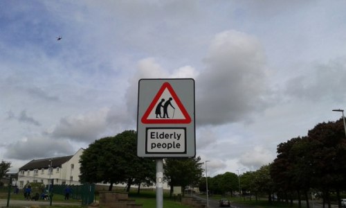 Znaki drogowe ostrzegające - uwaga na starsze osoby.