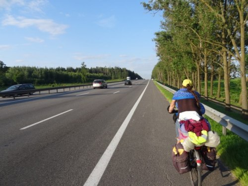 Z Dzierżyńska do Mińska prowadzi piękna droga (lepsza niż nasze autostrady – 3 pasy w każdą stronę + pobocze).