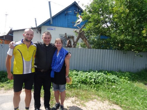 Spotkaliśmy tam wspaniałych ludzi, którzy pomogli nam załatwić wiele formalnych spraw - np. meldunek w Mińsku – na zdjęciu Ks. Gienadij.