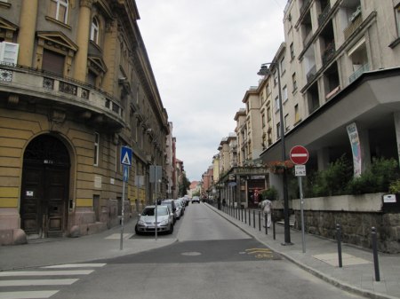 Ruch rowerowy na ulicy jednokierunkowej dopuszczony w obu kierunkach. Oznakowanie poziome w postaci „sierżanta” na wlocie ulicy.
