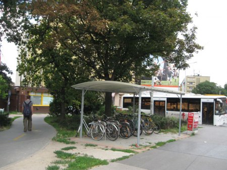 Zadaszony parking rowerowy przy przystanku komunikacji miejskiej - bike&ride