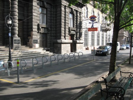 Parking dla rowerów wyznaczony kosztem kilku miejsc parkingowych dla samochodów przed samym wejściem do budynku Węgierskiej Akademii Sztuk Pięknych.