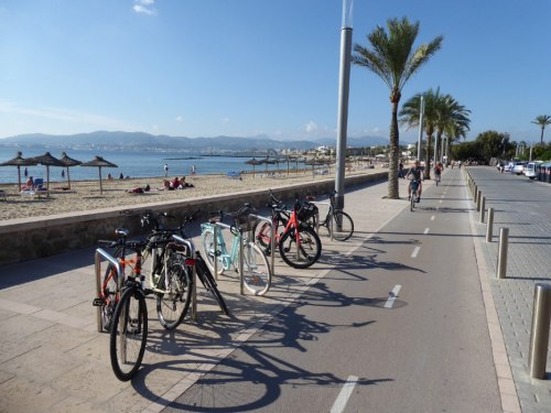 Przy trasie są także miejsca do parkowania rowerów choć mogłoby być ich więcej.