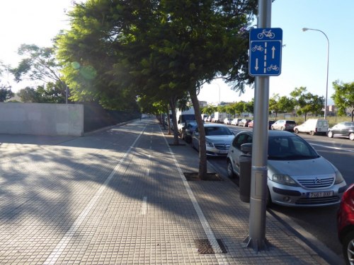 Nawierzchnia dróg rowerowych bywa różna - tutaj ścieżka wyznaczona oznakowaniem poziomym z części chodnika.
