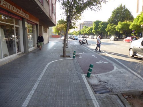 Wyprowadzenie drogi rowerowej z chodnika na jezdnię. Geometria niezbyt odpowiednia.