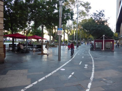 Droga rowerowa przebiega przez bardzo na ogół zatłoczony Plac Hiszpański, stąd zapewne ograniczenie prędkości do 10 km/h dla rowerzystów. Tylko jak je wyegzekwować?