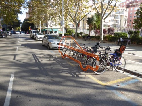 Parking rowerowy wyznaczony na jezdni: doskonale widać, że w miejscu jednego samochodu może zaparkować z 10 rowerów.