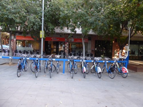 Jedna z 37 stacji wypożyczalni rowerów publicznych.