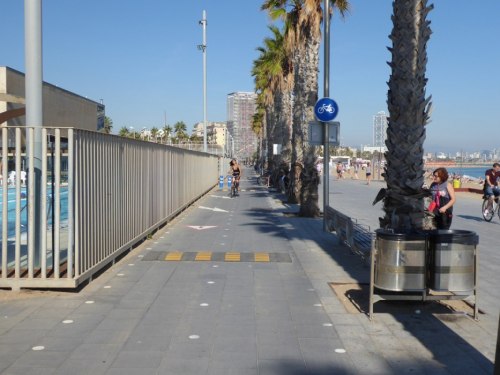 Trasa rowerowa wzdłuż plaży jest bardzo zróżnicowana. Jej początkowy fragment przypomina bardziej tor przeszkód.