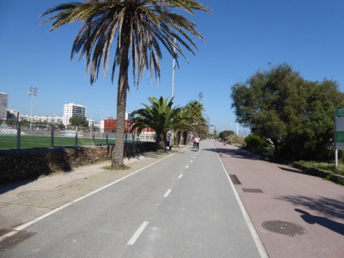 Po jakimś czasie ciąg pieszo-rowerowy przechodzi płynnie w najbardziej jak do tej pory wygodną drogę rowerową przy plaży.