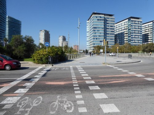 Opuszczamy nadmorską promenadę i zagłębiamy się w miasto aby testować pozostałą infrastrukturę rowerową.