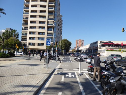 Odpowiednie oznakowanie pionowe i poziome oraz opaska oddzielająca rowerzystów od zaparkowanych skuterów i samochodów.