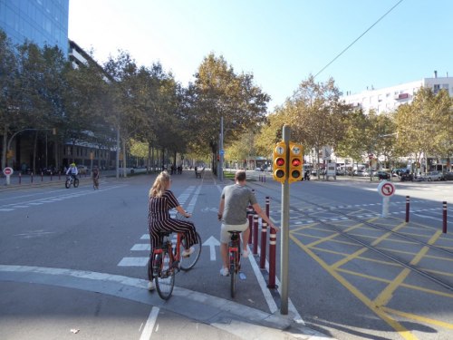 Sygnalizacja dla rowerzystów przed i za skrzyżowaniem.