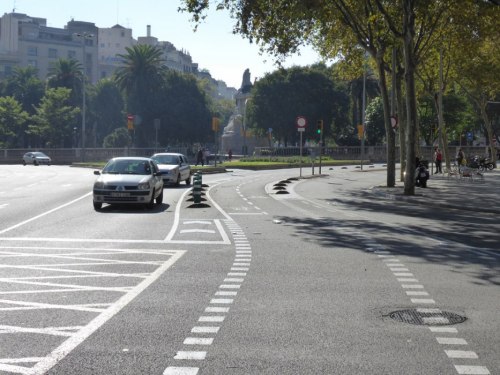 Poprowadzenie drogi rowerowej pomiędzy pasami ruchu dla samochodów. Trasa wyposażona jest w sygnalizacje świetlne i jest dobrze odseparowana od ruchu samochodowego.