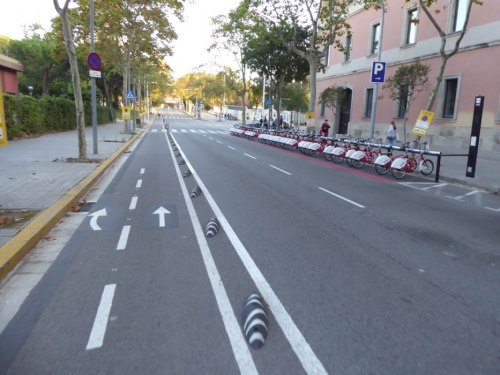 Jednokierunkowa droga rowerowa po lewej i stacja roweru miejskiego po prawej.