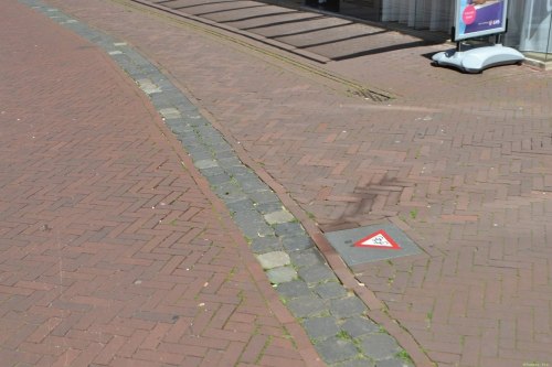 'Uwaga rowerzyści' skierowane do pieszych na starówce Goudy.