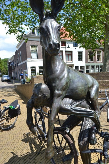 Gouda. Rzeźba ‘Człowiek niosący osła’ zwana również „Jack-Ass”.