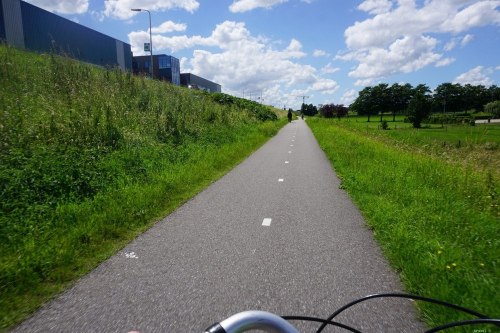 W drodze z Goudy do Rotterdamu. Większość trasy pokonaliśmy wygodnymi drogami rowerowymi.