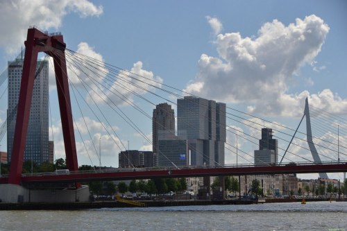 Mosty Willemsbrug i Erasmusbrug w Rotterdamie.