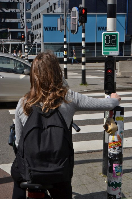Kolejny nietypowy sygnalizator rowerowy w Rotterdamie. Informacje o zielonym świetle dostajemy 2 sekundy wcześniej.