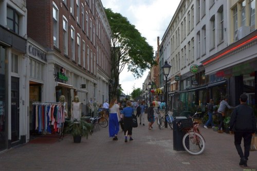 Deptak Oude Binnenweg jest jedyną przedwojenną ulicą handlową w centrum Rotterdamu.