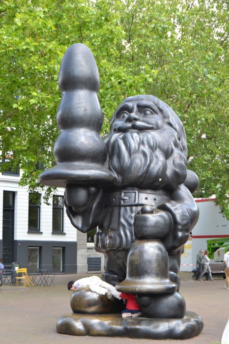 Pomnik Świętego Mikołaja zwany nieoficjalnie „Kabouter Buttplug” :-D