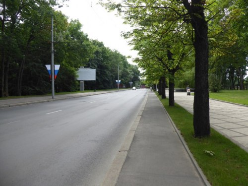 Poniemiecka jednokierunkowa droga rowerowa / Довоенная велосипедная трасса с односторонним движением