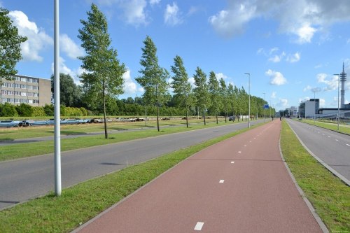 W drodze do Beneluxtunnel jedziemy drogą S101. Droga ma mało spotykany w Polsce przekrój 2x1, czyli dwie jezdnie po jednym pasie ruchu każda. Po prawej od drogi rowerowej jest jezdnia serwisowa/dojazdowa do zabudowy i przystani portowych.