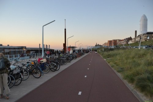 Droga rowerowa wzdłuż plaży w Hadze.