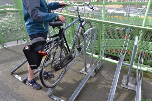Stojaki na tym parkingu są połączeniem „wyrwikółek” ze stojakiem typu „U”. Rower stoi bardzo stabilnie i można go odpowiednio przypiąć.
