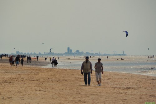 Plażą pomiędzy Katwijk a Noordwijk. W tle widać Hagę.